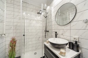 Dusche, Haartrockner, Handtücher
