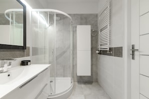 Dusche, Haartrockner, Handtücher