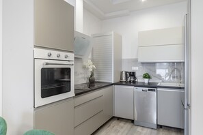 Een koelkast, een oven, een kookplaat, een vaatwasser