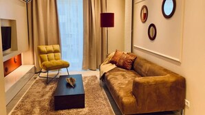 Een moderne woonkamer met een bank, fauteuil en salontafel.