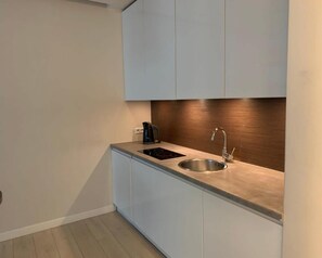 Kjøleskap, mikrobølgeovn, kokeplater og oppvaskmaskin