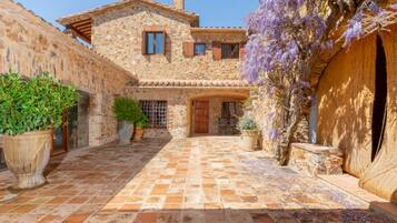 House | 8 bilik tidur