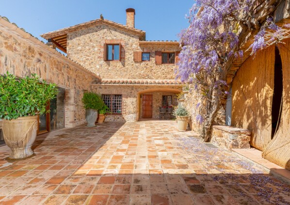 8 bedrooms - Finca Mas Gotas - Unique Charming Estate (Vall-Llobrega)
