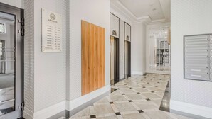 Unclassified image, 5 of 39, button - Lumina cozy apartment with gym in the City Center (Warszawa)
