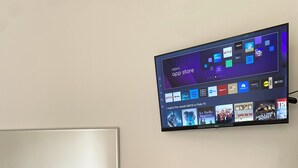 A flat-screen TV mounted on a wall displaying a variety of streaming apps. - Apartment in Alba with free parking. Sleeps 7. Self check-in (Alba)