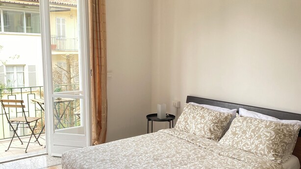 3 bedrooms, iron/ironing board, travel cot, free WiFi - Apartment in Alba with free parking. Sleeps 7. Self check-in (Alba)