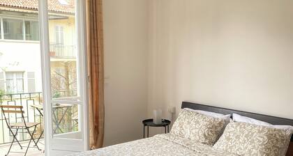 Apartment in Alba with free parking. Sleeps 7. Self check-in
