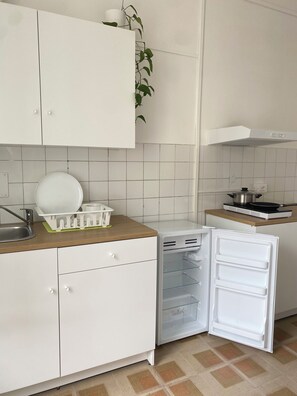 Køleskab, kogeplade, kaffe-/temaskine, elkedel
