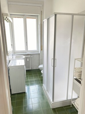 مجففات شعر، مراحيض شطف، مناشف، صابون