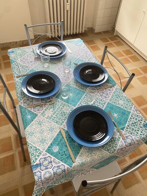 Dining - Apartment in Alba with free parking. Sleeps 7. Self check-in (Alba)