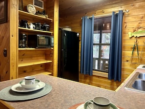 Refrigerador, microondas, placa de cocina, cafetera/tetera