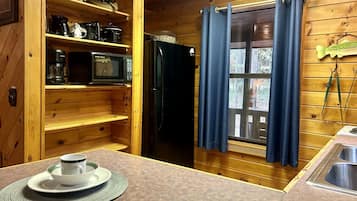 Refrigerador, microondas, parrilla de estufa y cafetera y tetera