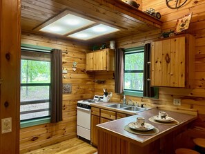 Fridge, microwave, oven, stovetop - Your perfect getaway awaits! (Broken Bow)