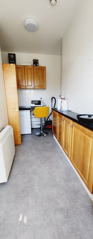 Fridge, microwave, oven, stovetop - Ashford Cozy Apartment in Town Centre (Ashford)