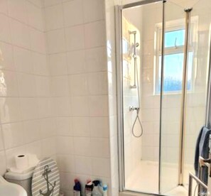 Shower, towels - Ashford Cozy Apartment in Town Centre (Ashford)