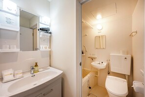 Duş/küvet kombinasyonu, ücretsiz banyo/kozmetik ürünleri 