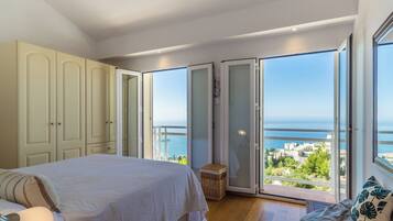 4 slaapkamers, een kluis op de kamer, een strijkplank/strijkijzer, wifi