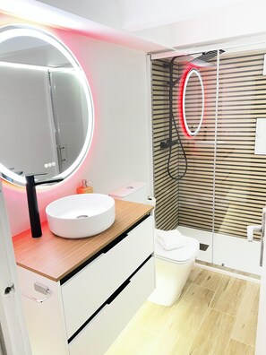 Hair dryer, towels, soap, toilet paper - Loft en Gracia (Barcelona)