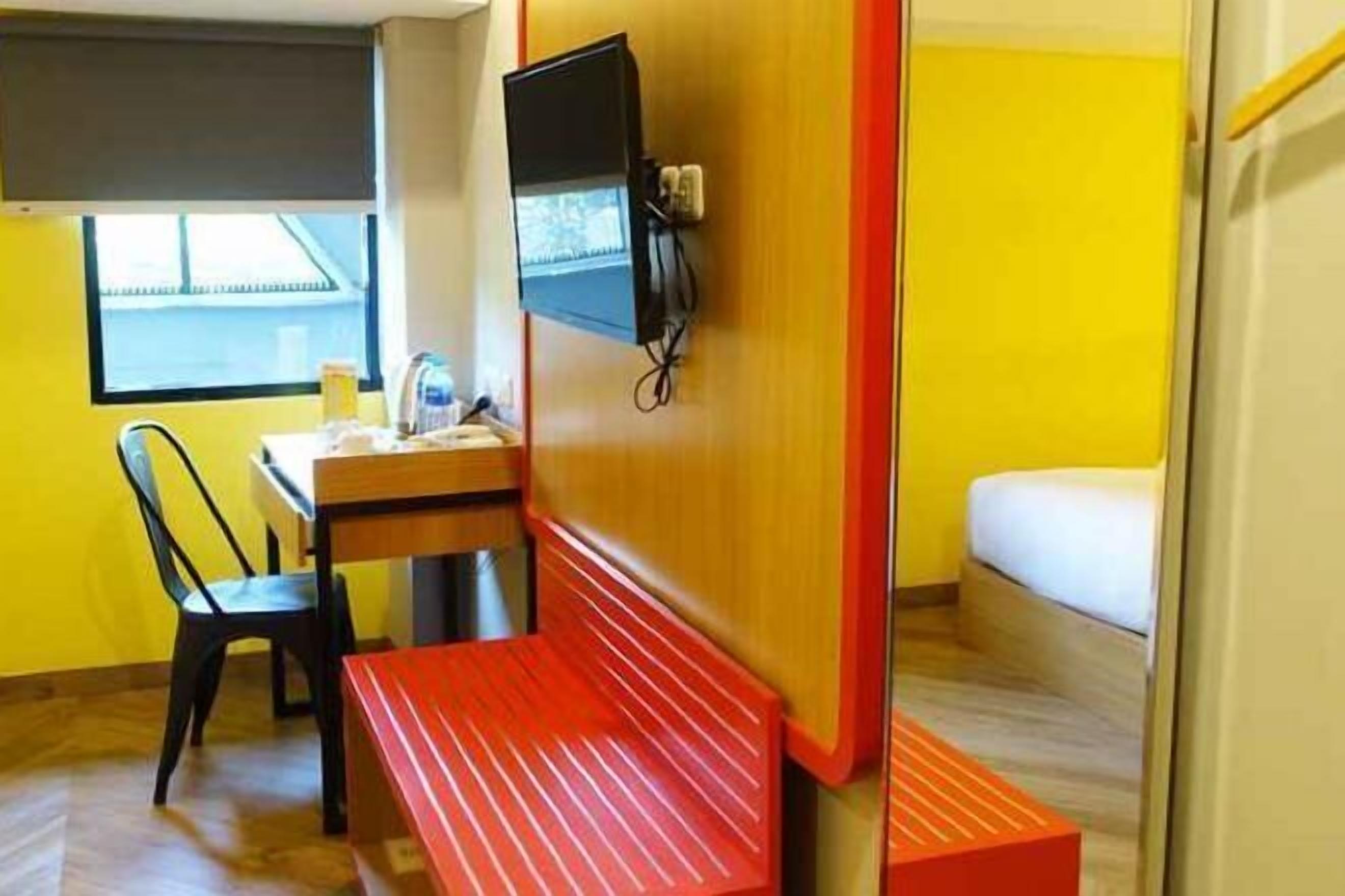 Desk, laptop workspace, free WiFi