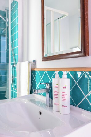 Apartamento | Baño | Ducha, secador de pelo, bidé y toallas