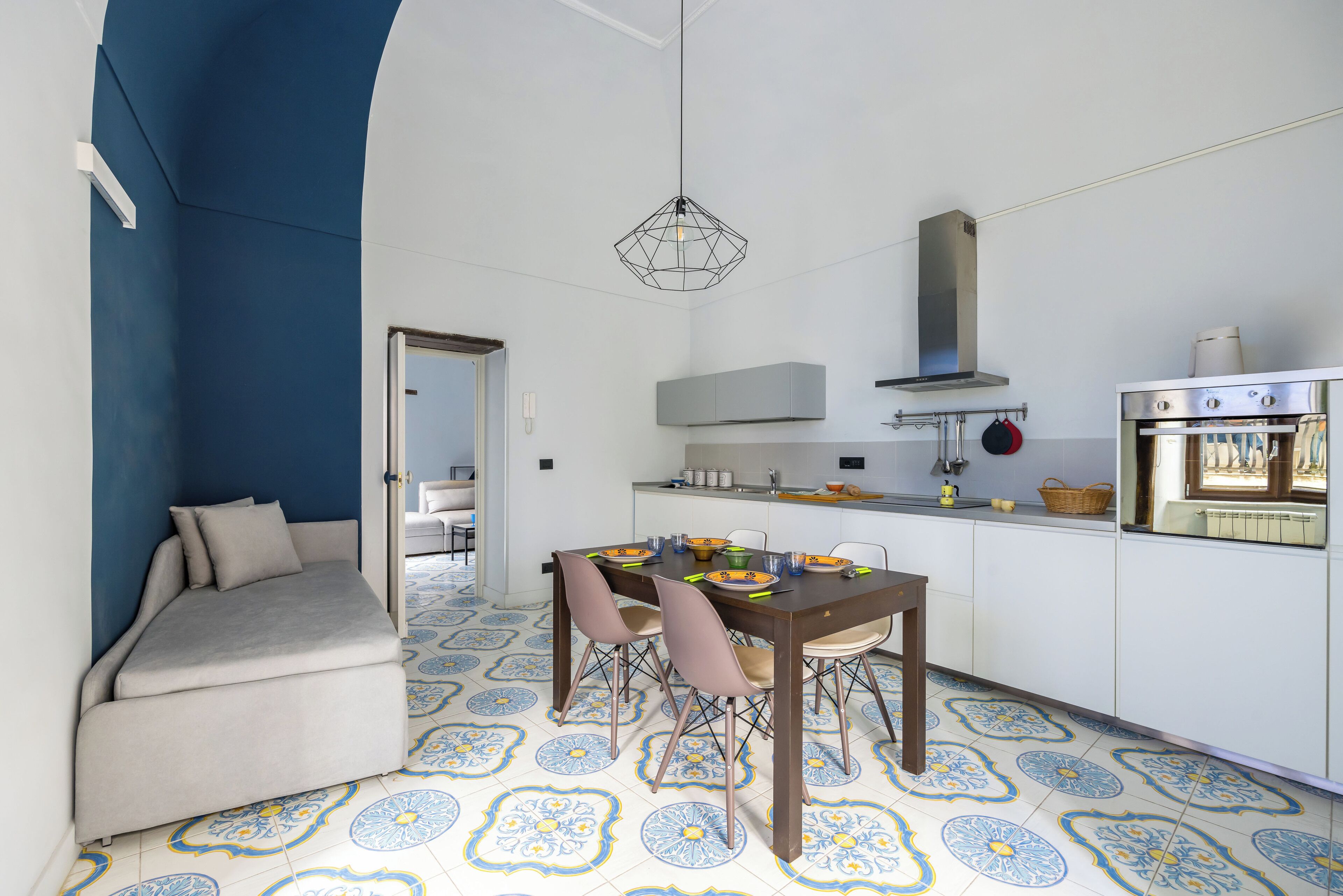 Une cuisine compacte comprenant une table à manger, des chaises et un four encastré.