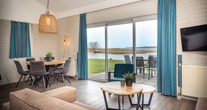 Freestanding bungalows with a view of the Veluwemeer or adjacent to a courtyard garden.