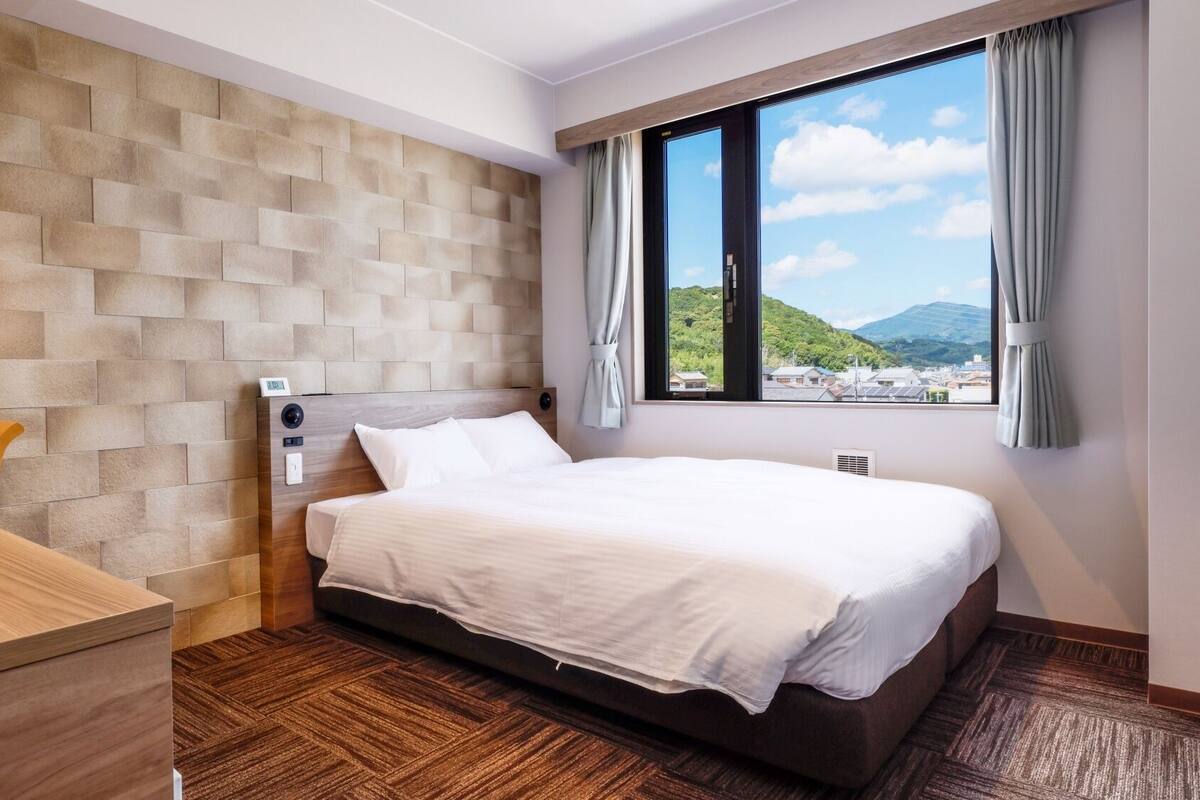 Desk, laptop workspace, WiFi (free), bed sheets