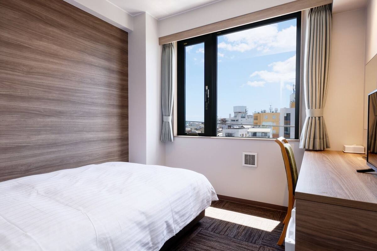 Desk, laptop workspace, WiFi (free), bed sheets