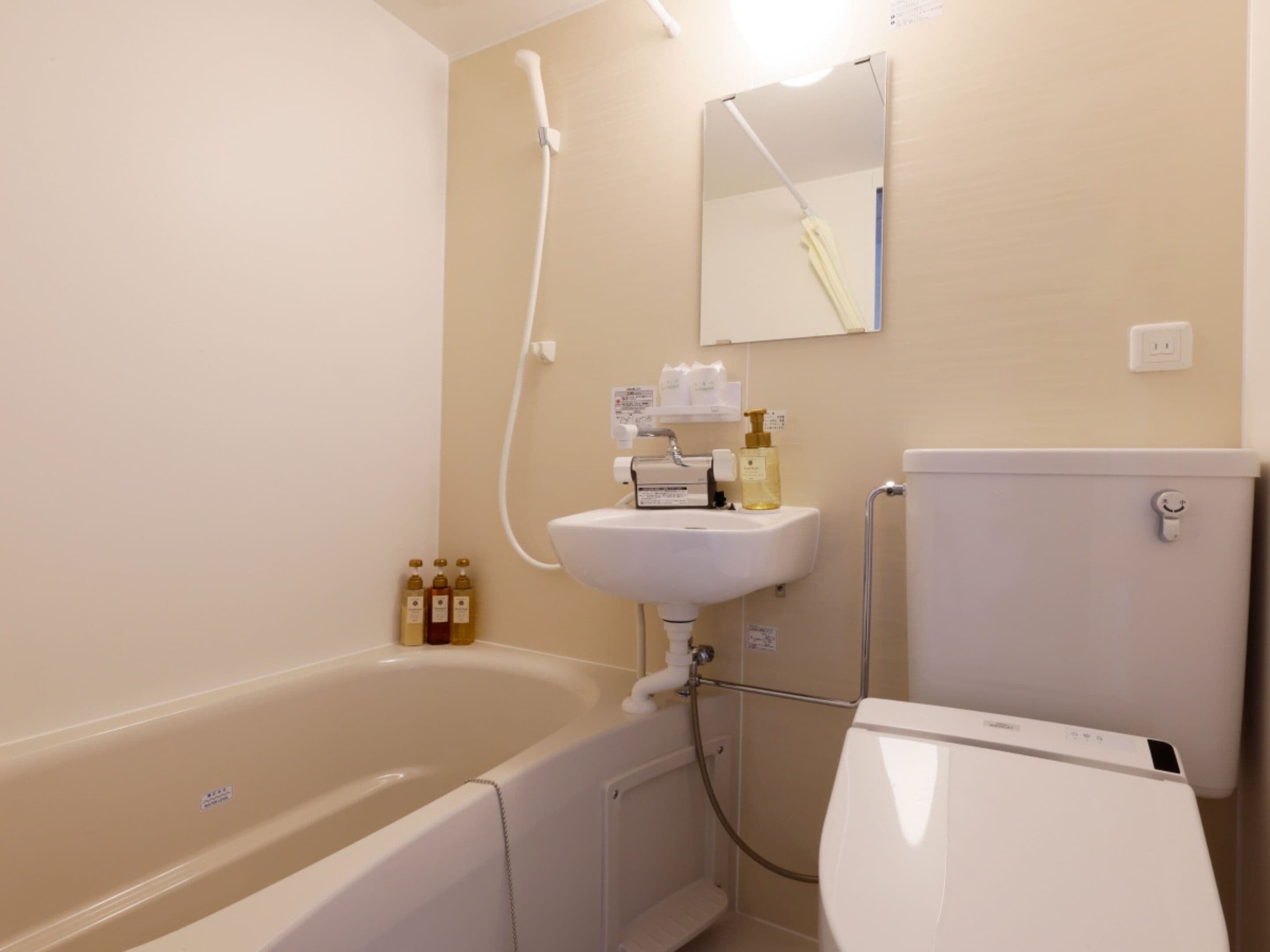 Un baño con bañera, inodoro y lavamanos.