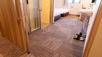 Desk, laptop workspace, WiFi (free), bed sheets