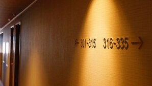 A hallway with directional signs indicating room numbers 301-315 and 316-335. - Hotel Kii Tanabe (Tanabe)