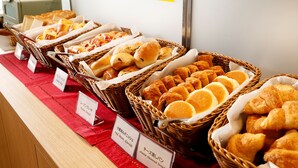 A buffet with various baked goods including bread, pastries, and rolls. - Hotel Kii Tanabe (Tanabe)