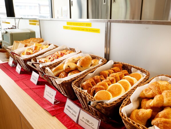 A buffet with various baked goods including bread, pastries, and rolls. - Hotel Kii Tanabe (Tanabe)