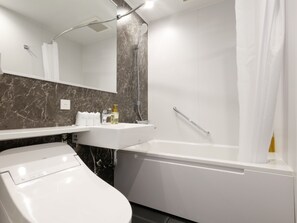 Combined shower/tub, free toiletries, hair dryer, slippers - Hotel Kii Tanabe (Tanabe)
