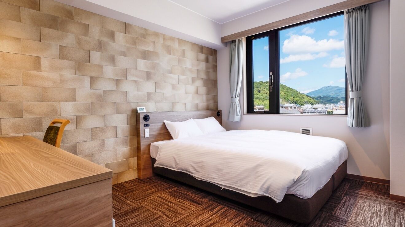 Desk, laptop workspace, free WiFi, bed sheets
