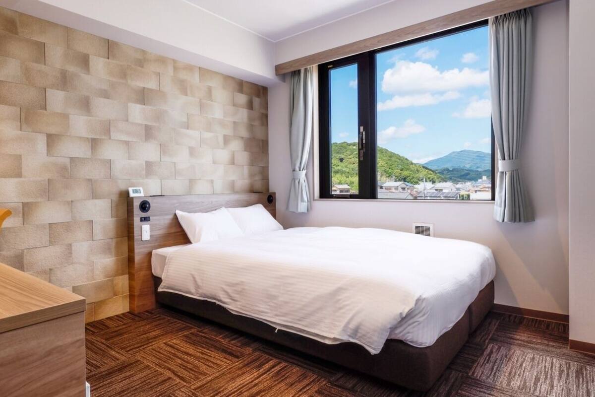 Desk, laptop workspace, free WiFi, bed sheets