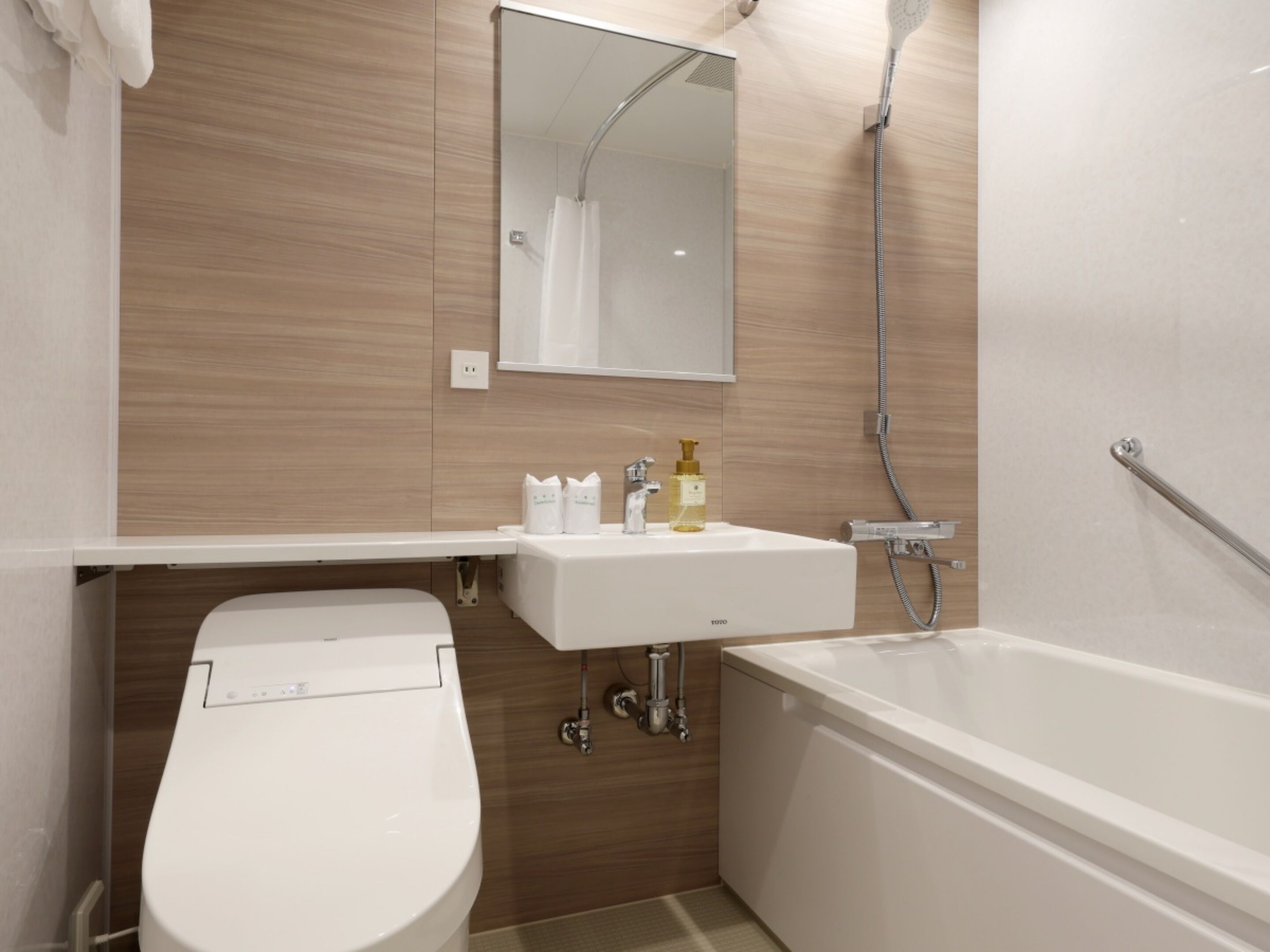 Un baño moderno con inodoro, lavamanos y bañera.