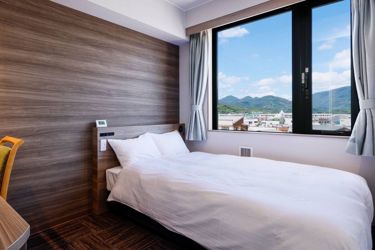Desk, laptop workspace, WiFi (free), bed sheets