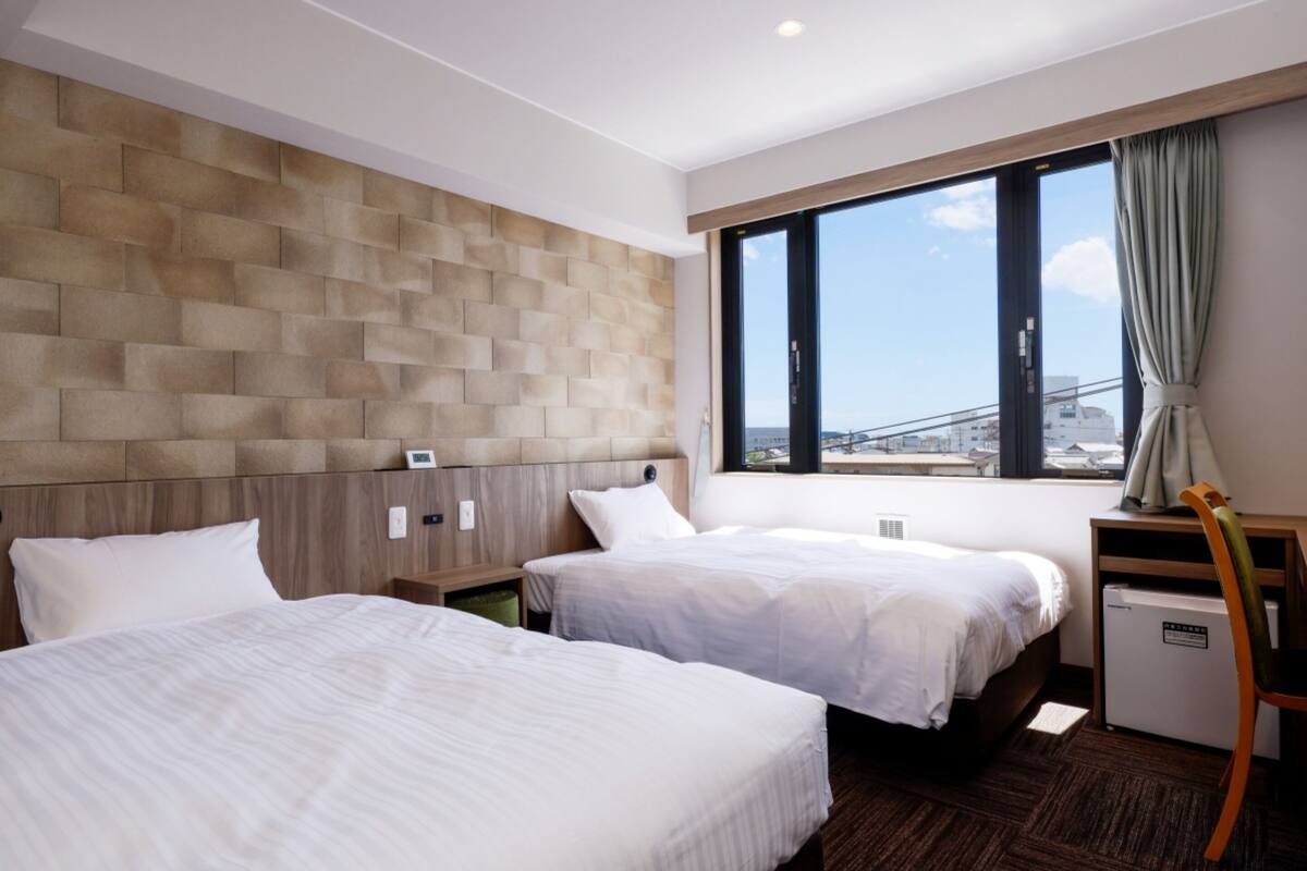 [Main building]Twin Room, Non Smoking | Desk, laptop workspace, WiFi (free), bed sheets
