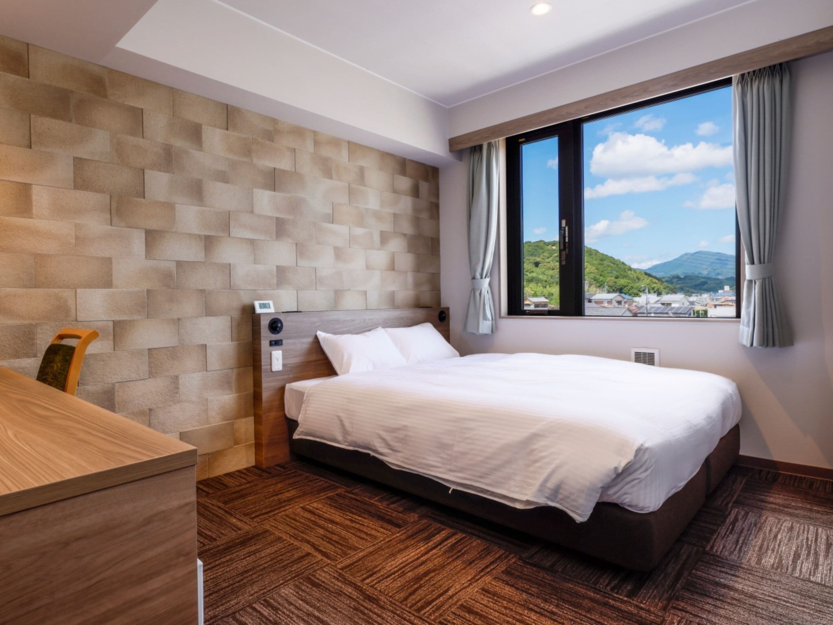 Desk, laptop workspace, free WiFi, bed sheets