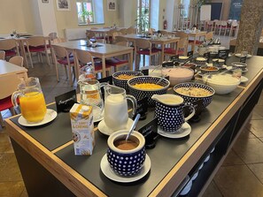 Free daily buffet breakfast