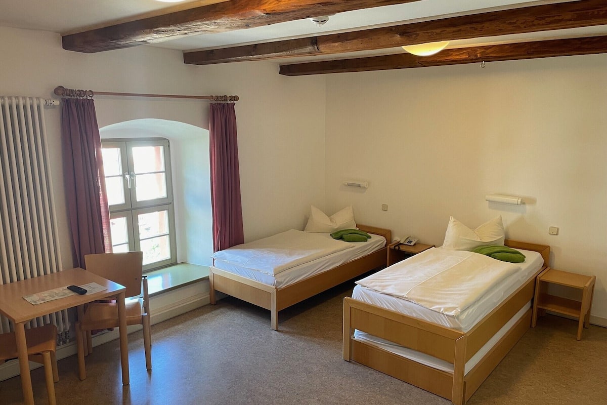 Espacio para trabajar con laptop, wifi gratis y ropa de cama