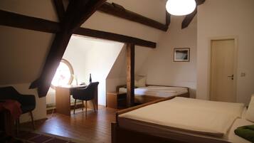 Comfort-Dreibettzimmer | Laptopgeeigneter Arbeitsplatz, kostenloses WLAN, BettwÀsche