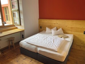 Comfort dubbelrum | Arbetsyta för laptop, gratis wi-fi och sängkläder