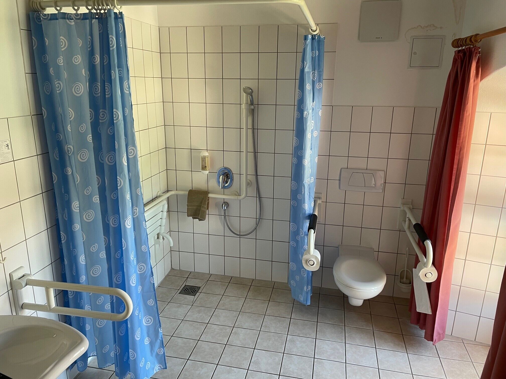 Un baño con ducha, inodoro y lavamanos.