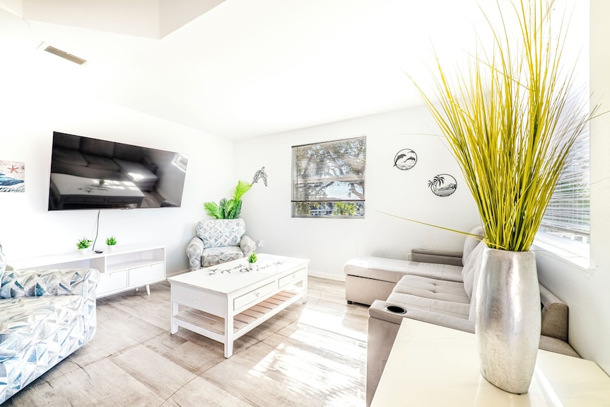 Spacious 2-bed, 2-bath Second-floor Unit Just Minutes From Indian Rocks Beach. Sleeps Eight With Full Kitchen, Wifi, Smart Tv, And Beach Gear. Includes Off-site Shared Pool Access Two Blocks Away. A Bright, Easy Base For Families And Groups. - Indian Rocks Beach, FL