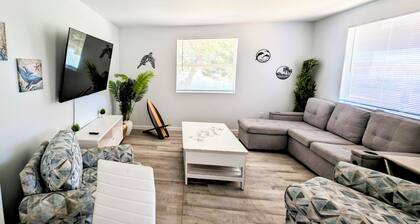 Fully Renovated 2bed 2 bath steps from the white sands of Indian Rocks Beach