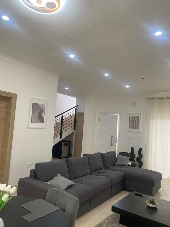 Living area - Luxurious Estate with fitness room, WiFi in nice gated estate inside Tema com25 (Tema)