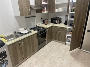 Private kitchen - Luxurious Estate with fitness room, WiFi in nice gated estate inside Tema com25 (Tema)