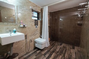 Dusche, Bidet, Handtücher, Seife